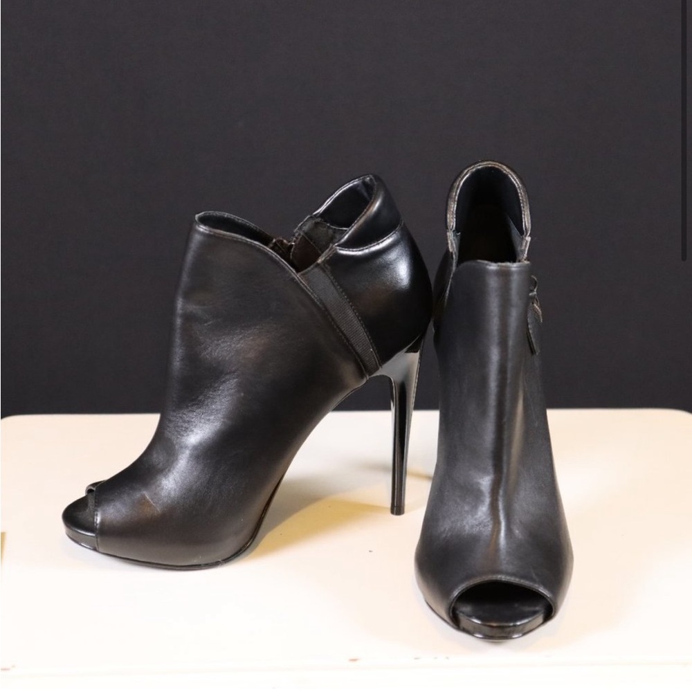 Steve Madden Leather Peep Toe Shooties sz. 8.5 M black 5" heel